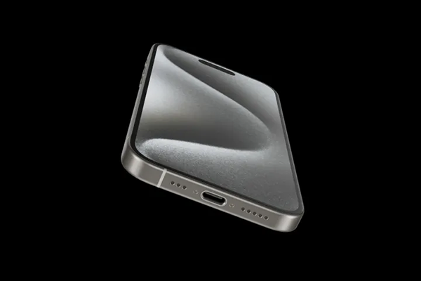 Cổng sạc USB-C trên iPhone 15 Pro có thiết kế vát và vẫn nằm ở vị trí cũ 